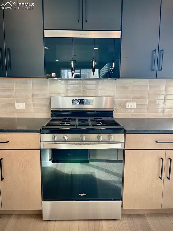 Image 18 of 28: Kitchen