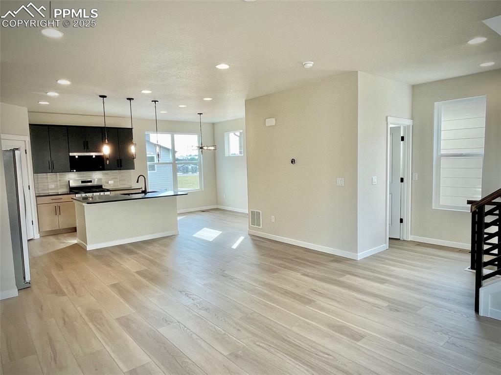 Image 21 of 28: Kitchen