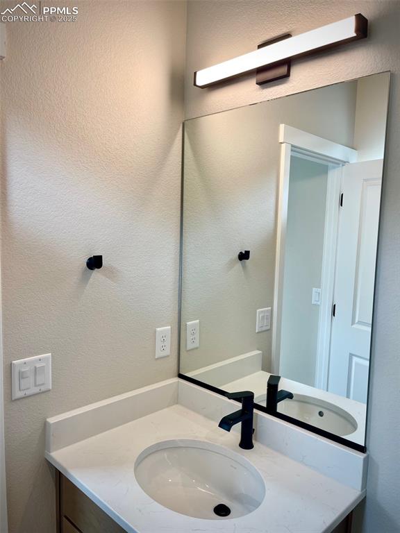 Image 25 of 28: Bathroom