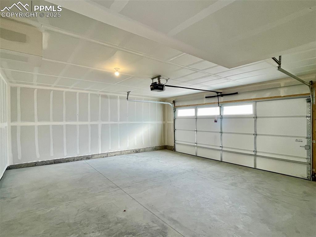 Image 27 of 28: Garage