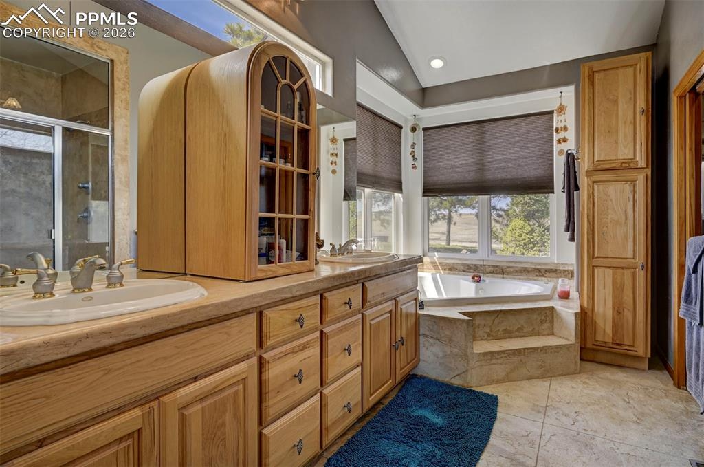 Image 14 of 50: 5 piece Master bathroom with jetted tub