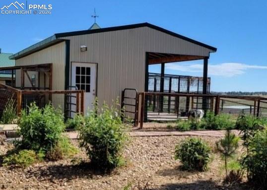 Image 32 of 50: Kennels