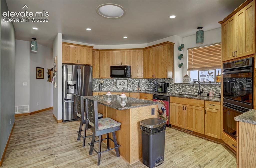 Image 9 of 50: Kitchen