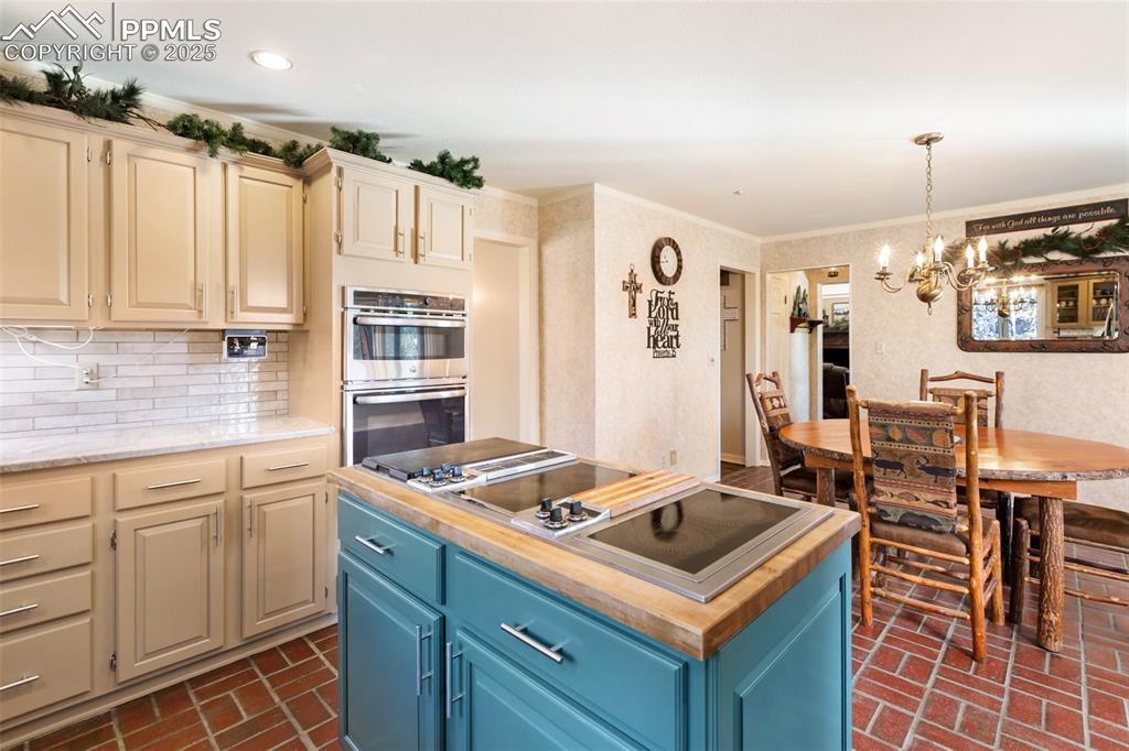 Image 16 of 50: Kitchen