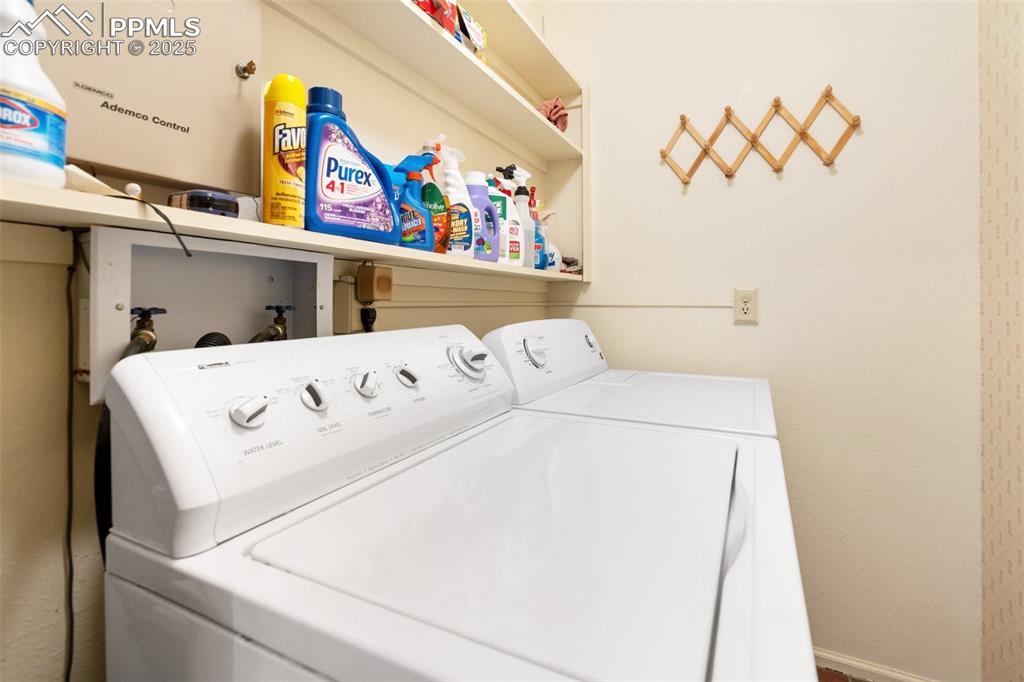 Image 18 of 50: Laundry