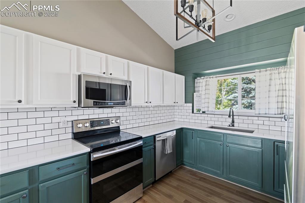 Image 3 of 37: Subway tile, trendy cabinets and quartz countertops!