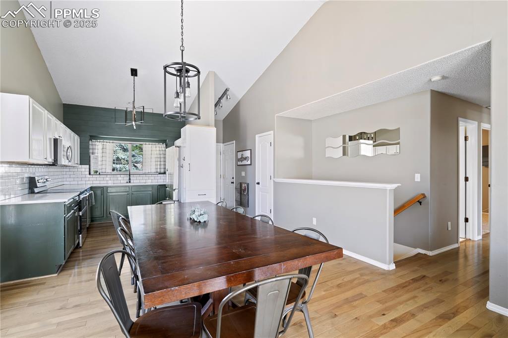 Image 5 of 37: Room for 10!