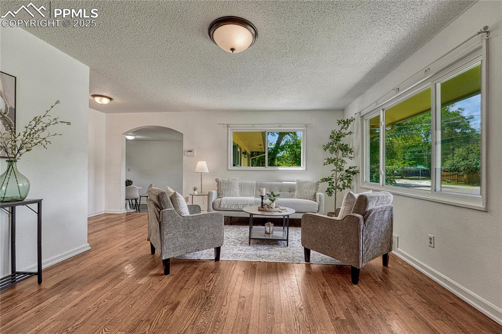 Image 11 of 43: Spacious living room 