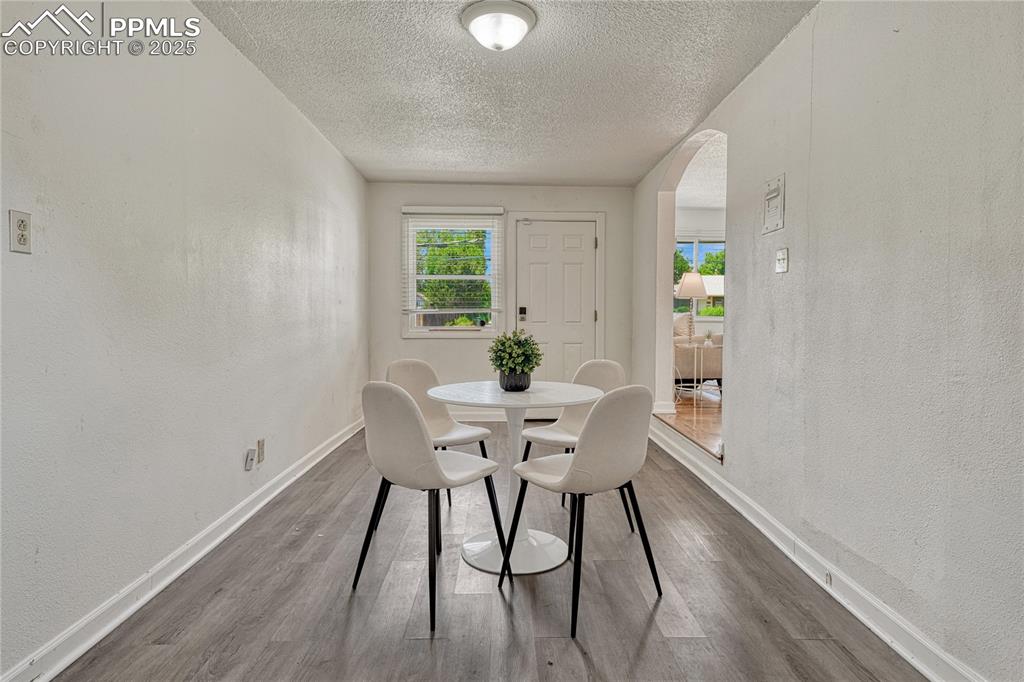 Image 21 of 43: Dining Area