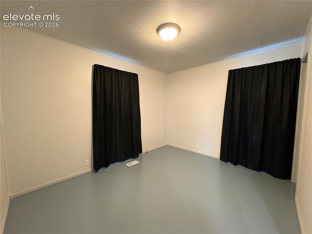 Image 8 of 12: Neutral wall finishes with coved ceiling trim
