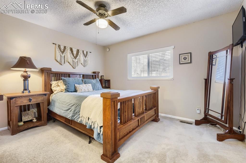 Image 5 of 17: Master Beddroom