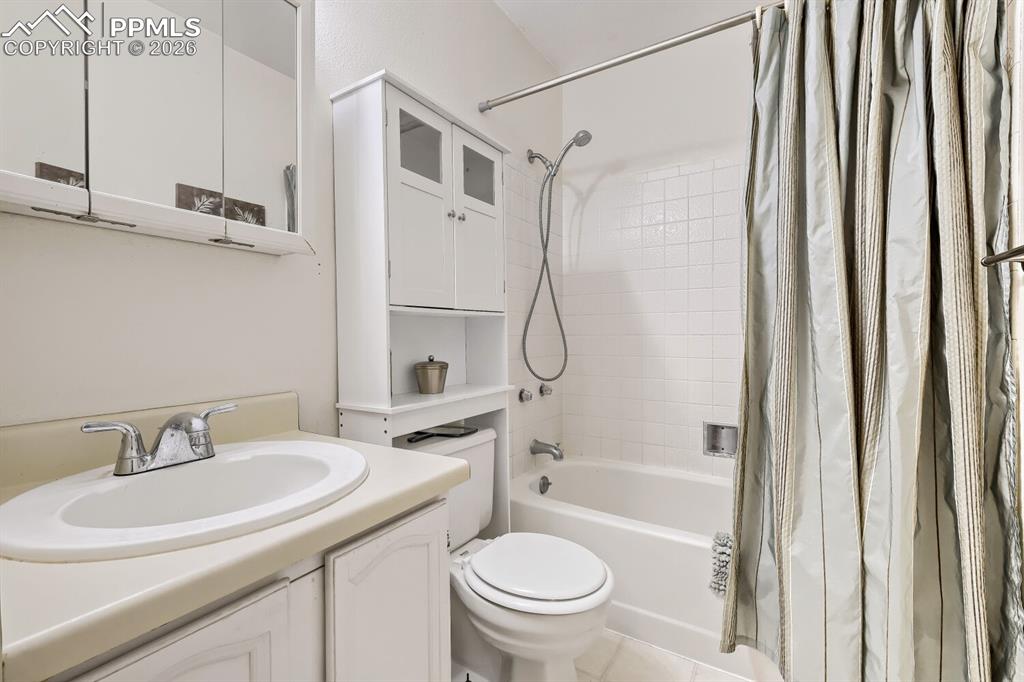 Image 7 of 17: Upstairs bathroom