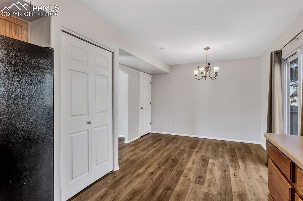 Image 10 of 17: Dining Area