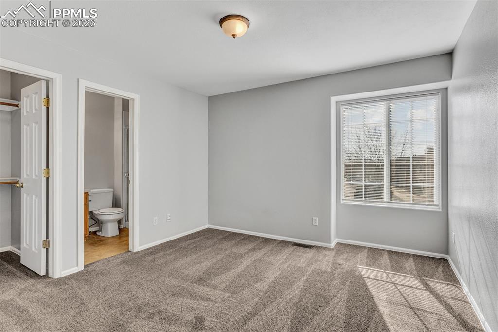 Image 11 of 17: Bedroom