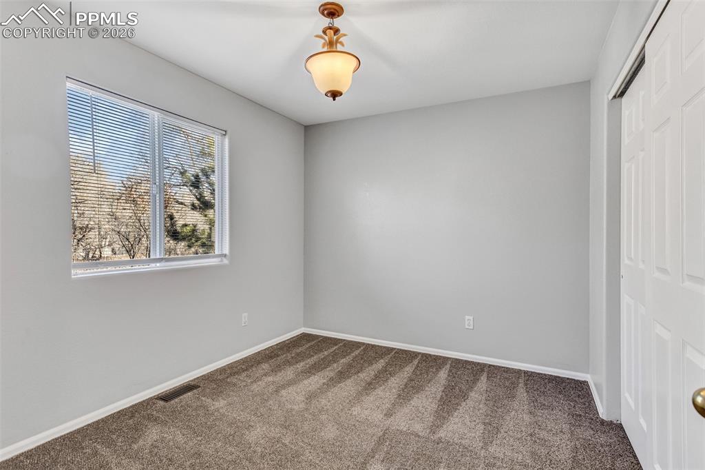 Image 15 of 17: Bedroom