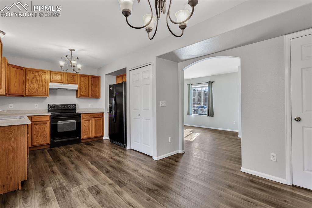 Image 8 of 17: Kitchen