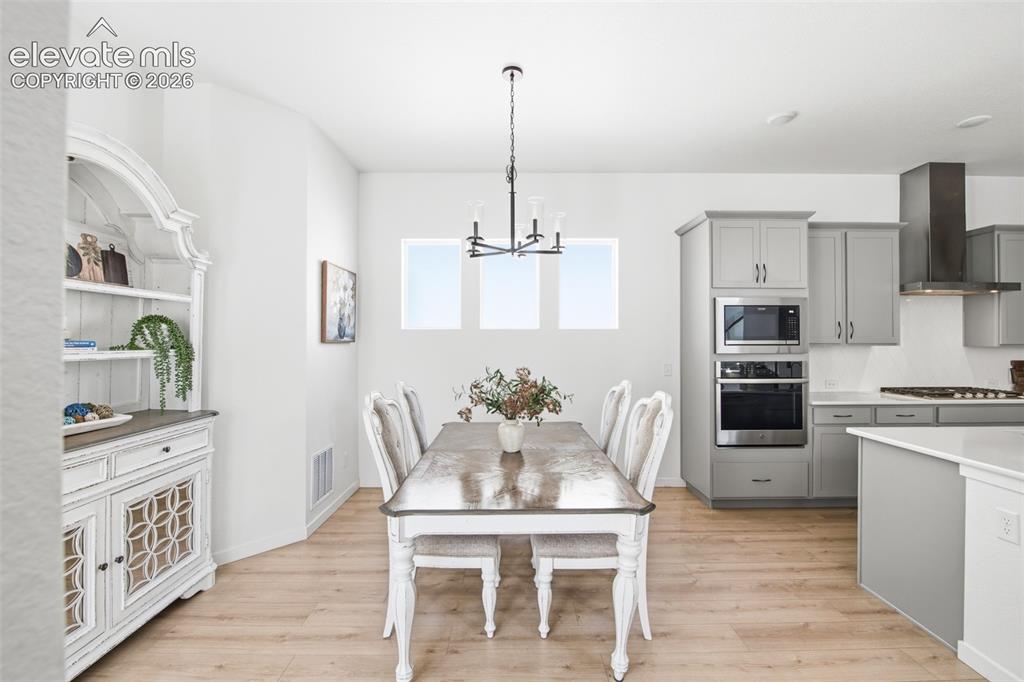 Image 16 of 40: Dining Area