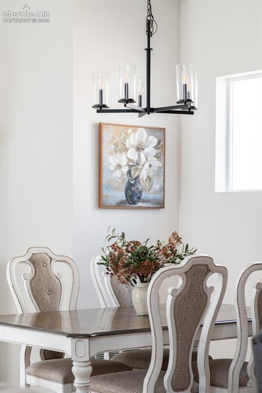 Image 17 of 40: Dining Area