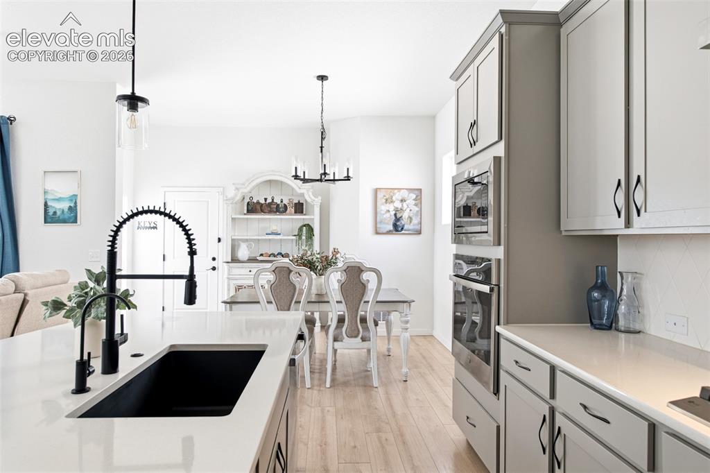 Image 19 of 40: Kitchen
