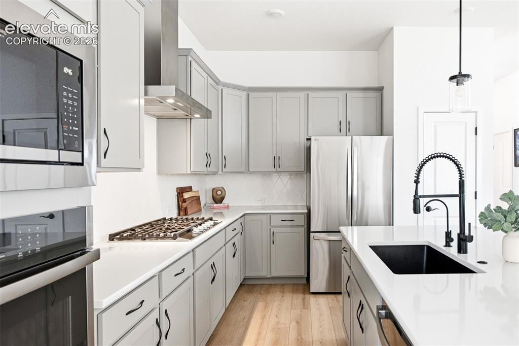 Image 20 of 40: Kitchen