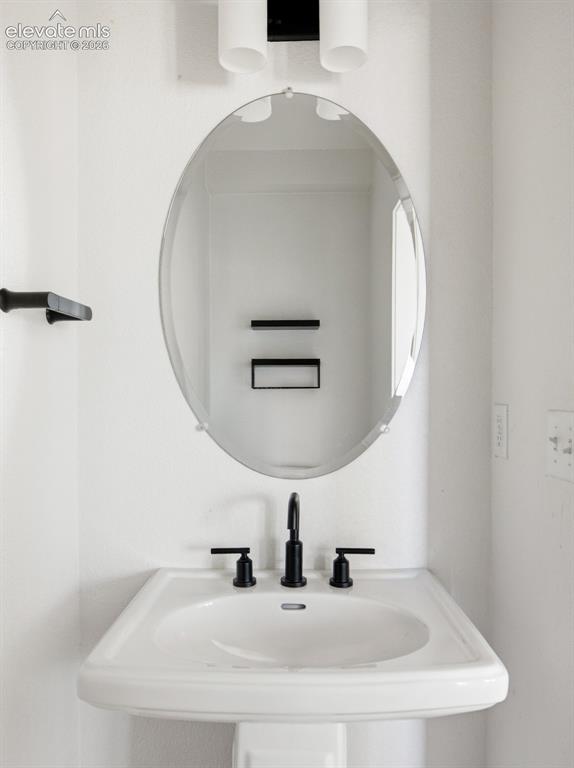Image 23 of 40: Bathroom
