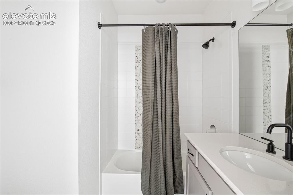Image 33 of 40: Bathroom