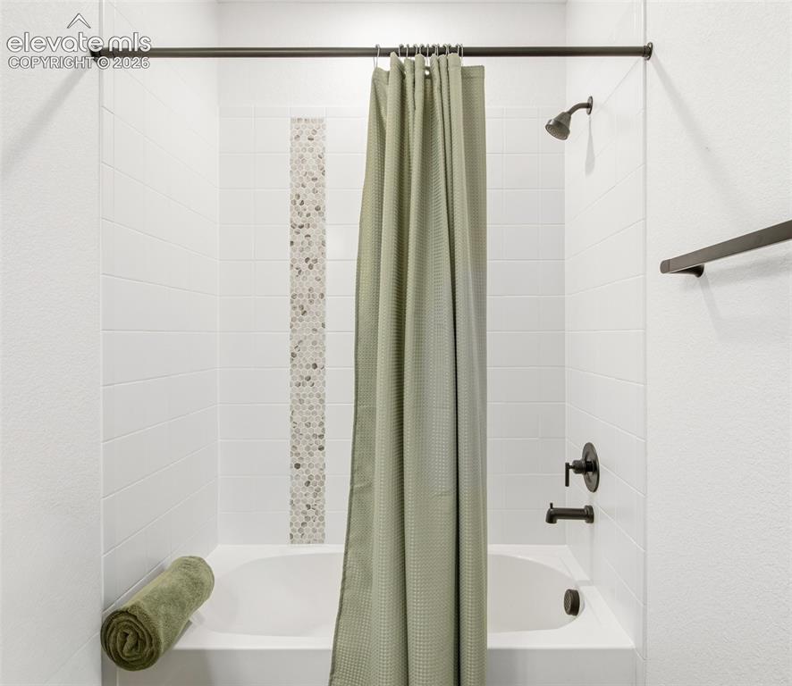 Image 38 of 40: Bathroom