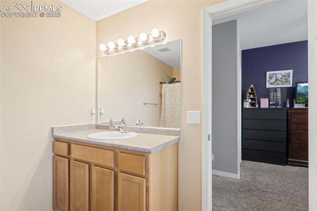 Image 14 of 27: Bathroom