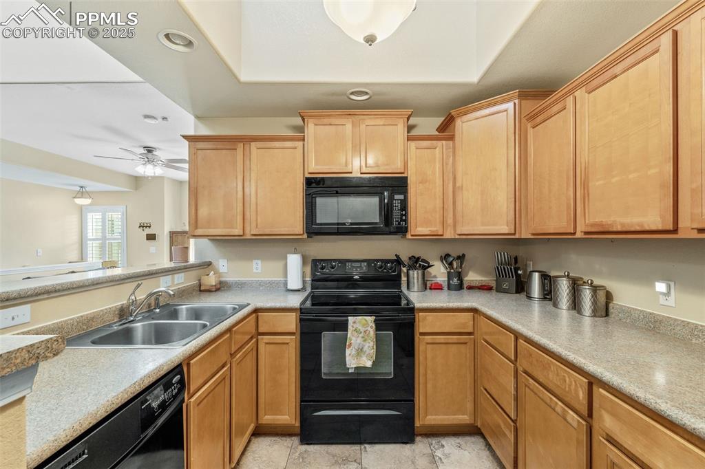 Image 9 of 27: Kitchen