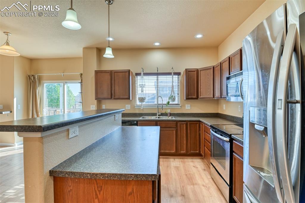 Image 20 of 50: Kitchen