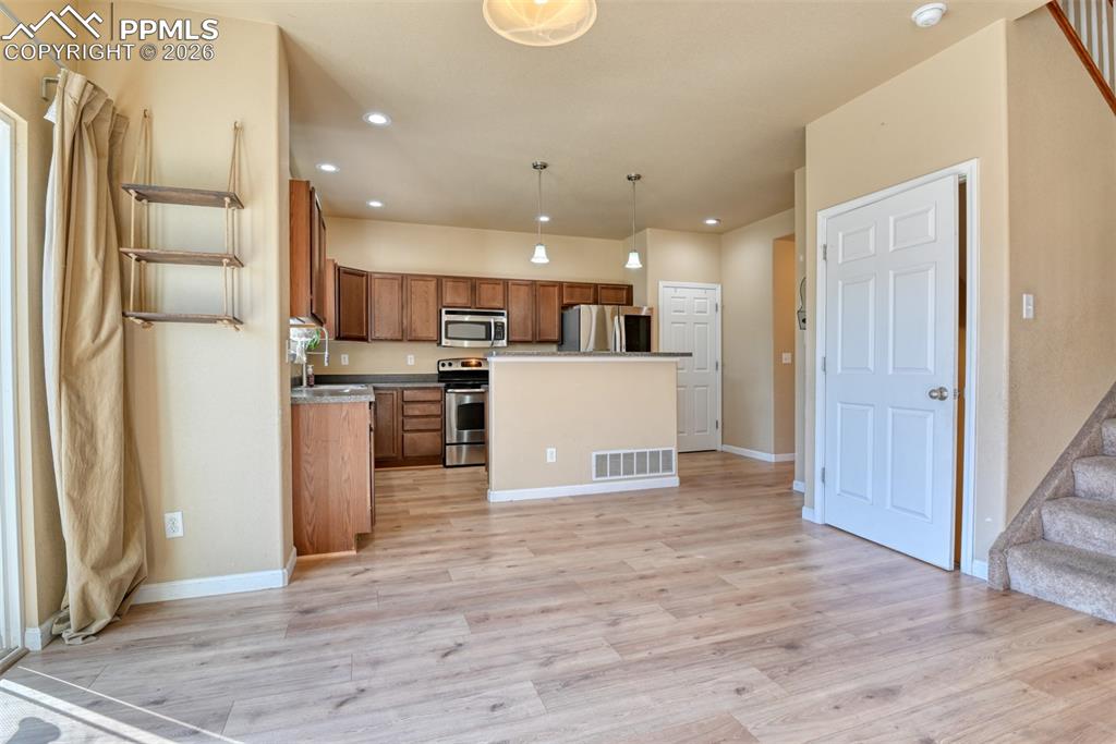 Image 21 of 50: Kitchen