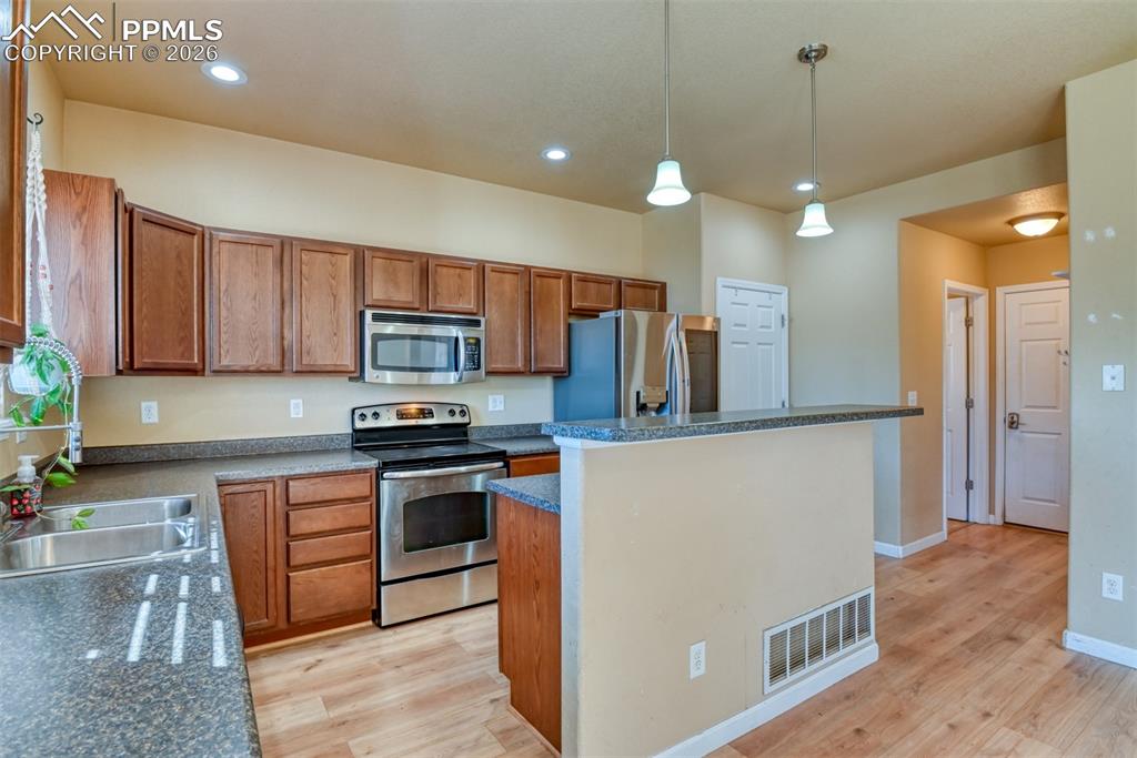 Image 22 of 50: Kitchen