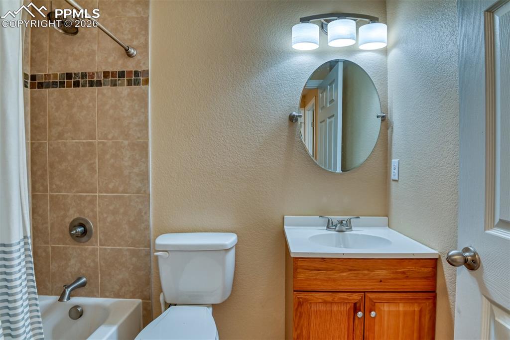 Image 32 of 50: Bathroom