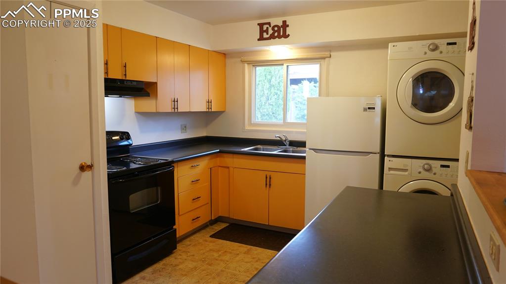 Image 5 of 23: Kitchen with pass-through windows