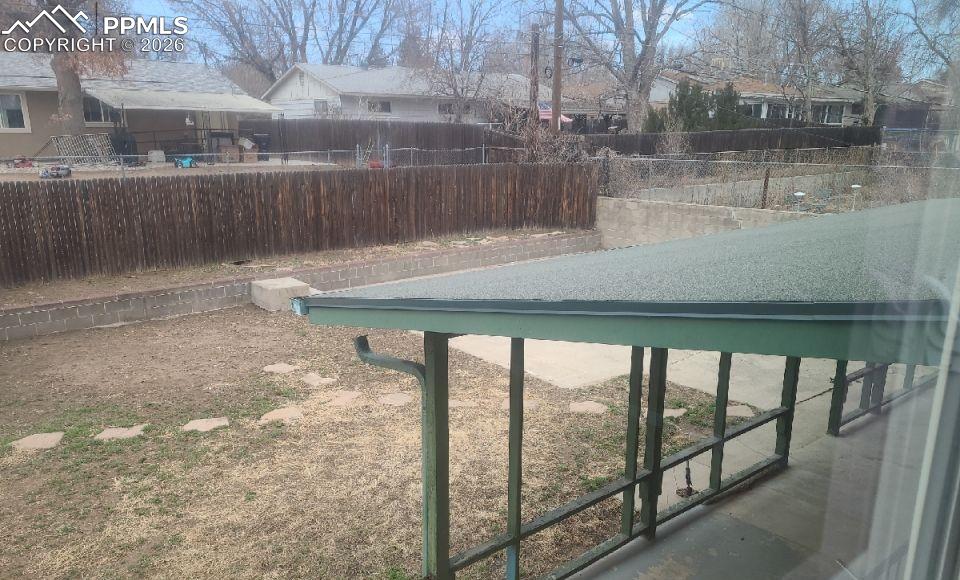 Image 11 of 13: Yard