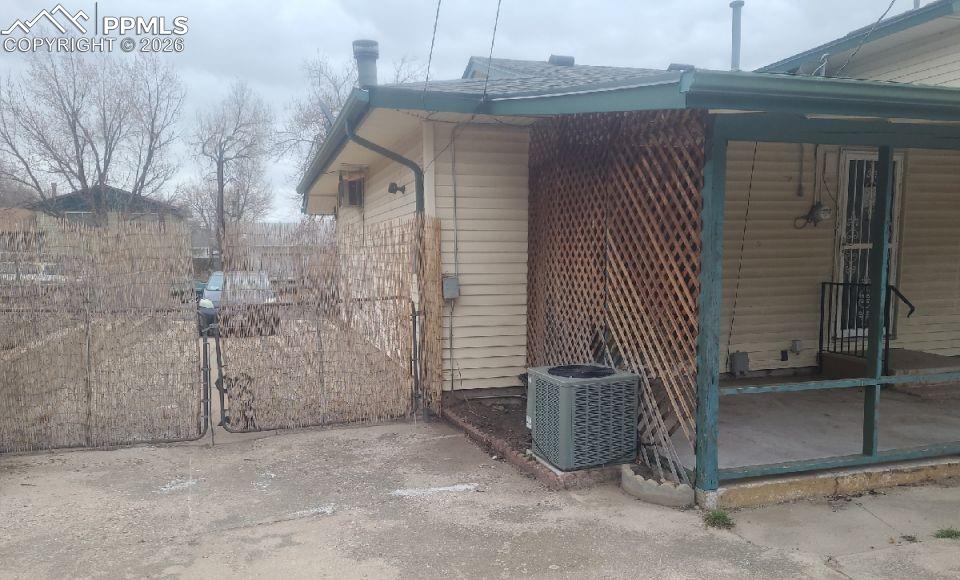 Image 12 of 13: Yard