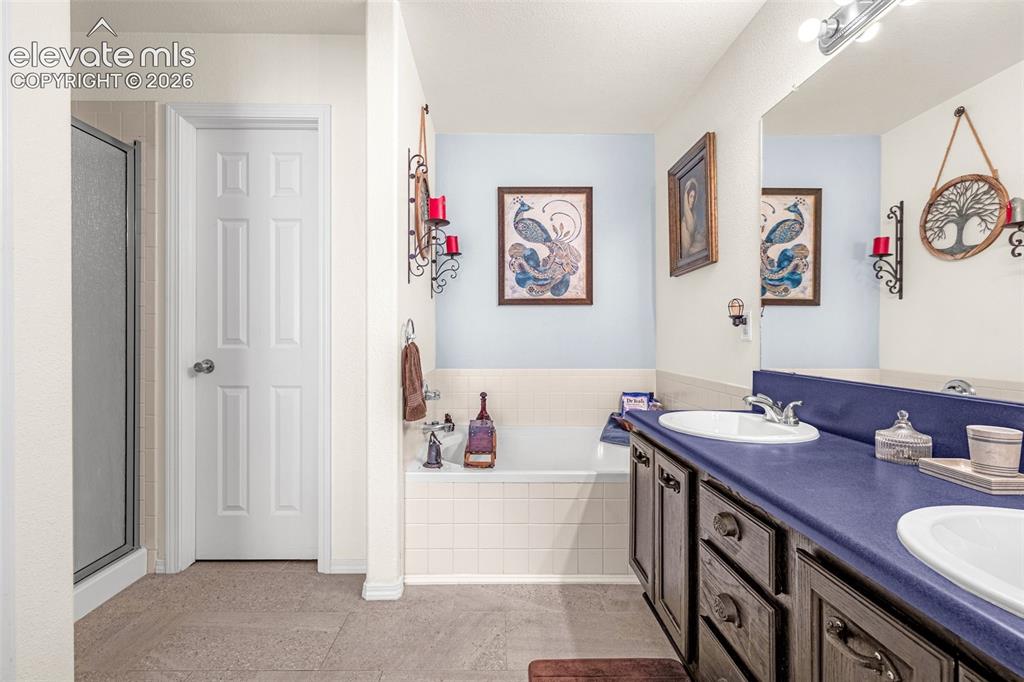 Image 16 of 35: Bathroom