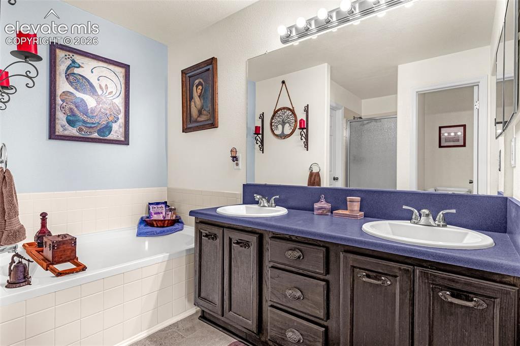Image 17 of 35: Bathroom
