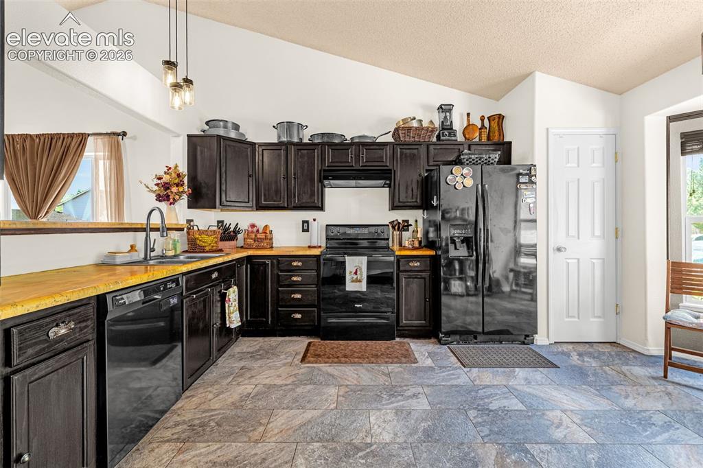 Image 7 of 35: Kitchen