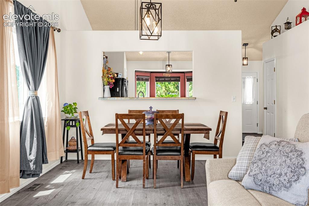 Image 8 of 35: Dining Area