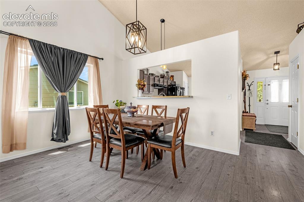 Image 9 of 35: Dining Area