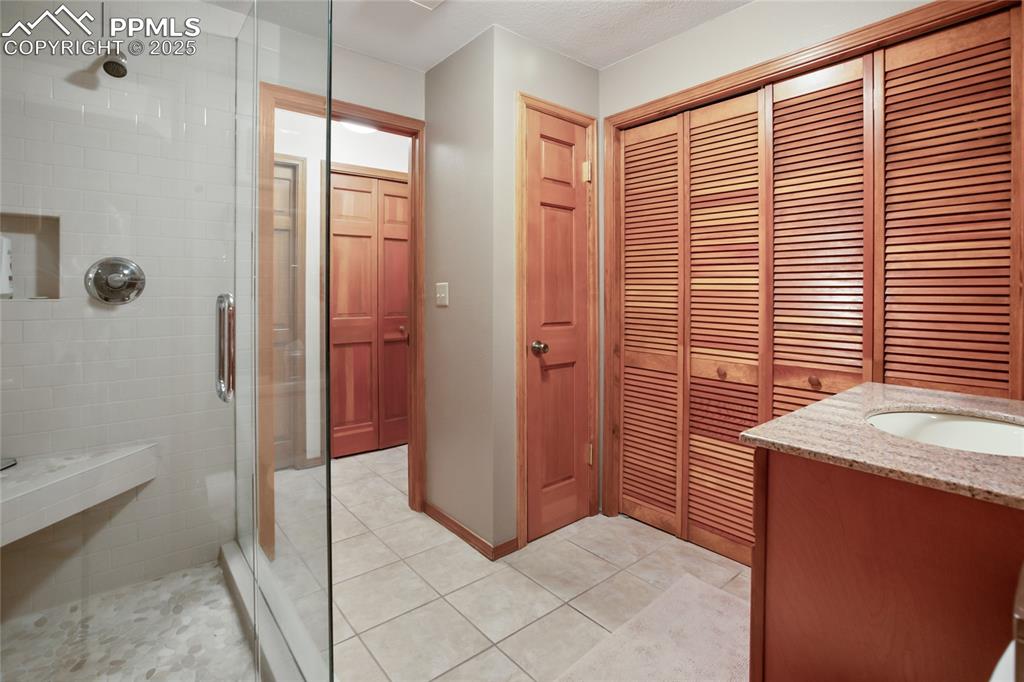 Image 18 of 39: Bathroom