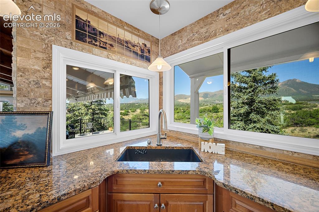 Image 10 of 50: Kitchen