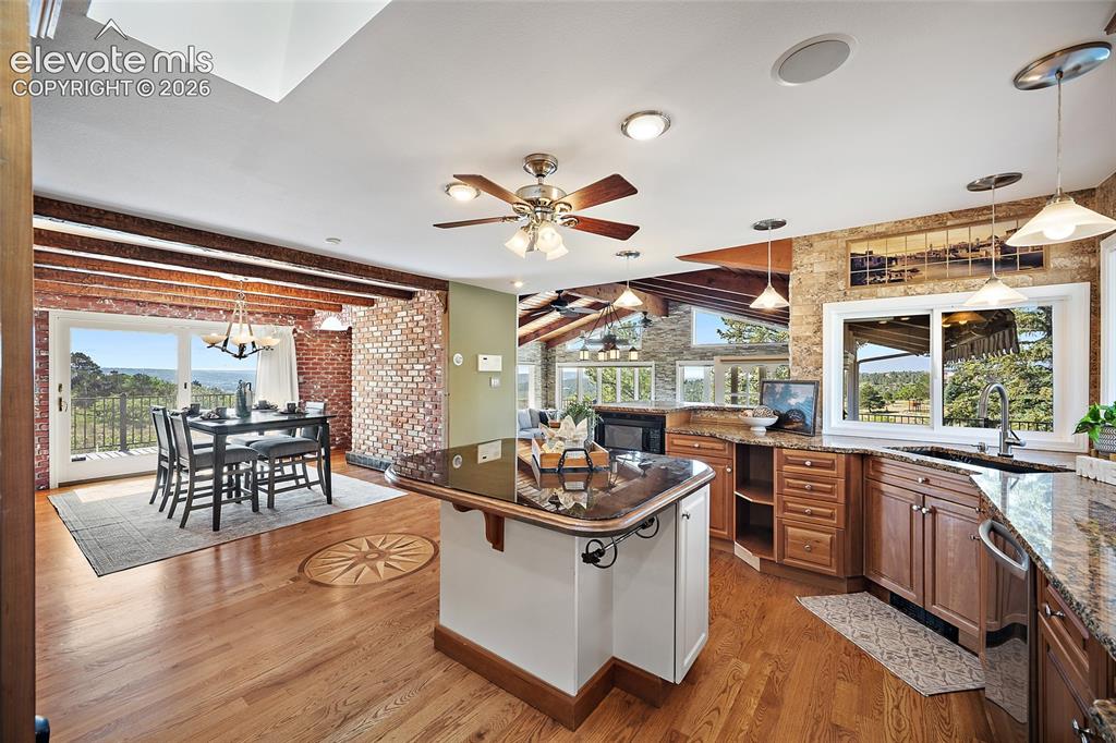 Image 11 of 50: Kitchen