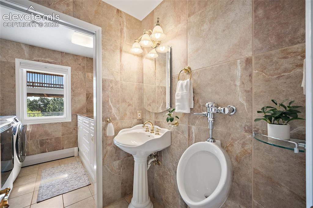 Image 18 of 50: Bathroom