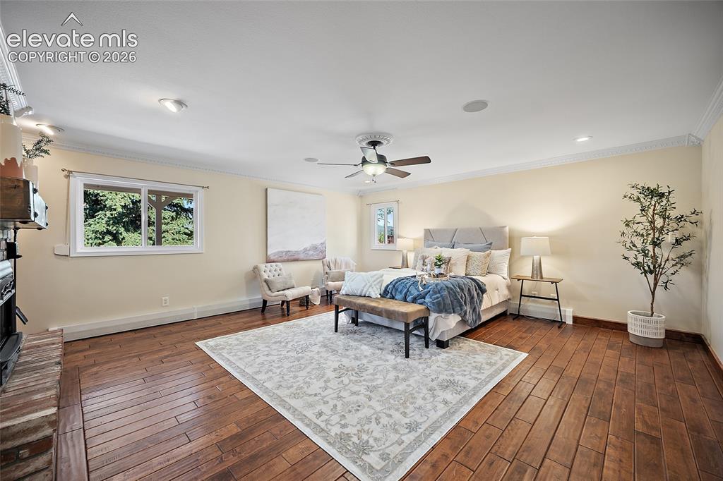 Image 19 of 50: Bedroom