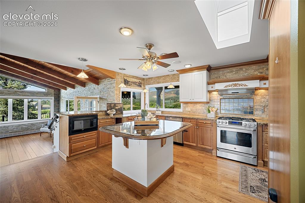 Image 8 of 50: Kitchen