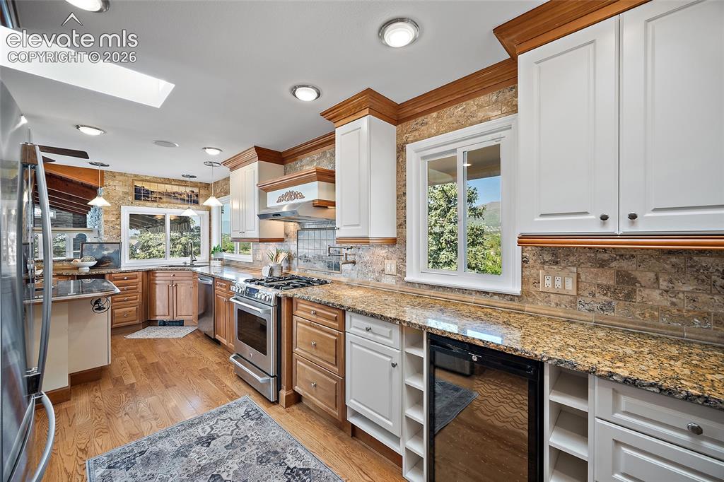 Image 9 of 50: Kitchen