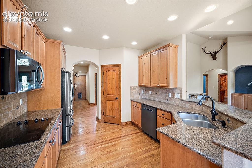Image 12 of 40: Kitchen