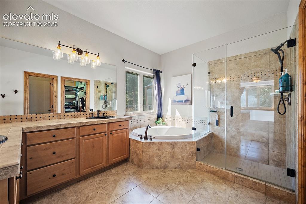 Image 18 of 40: Bathroom